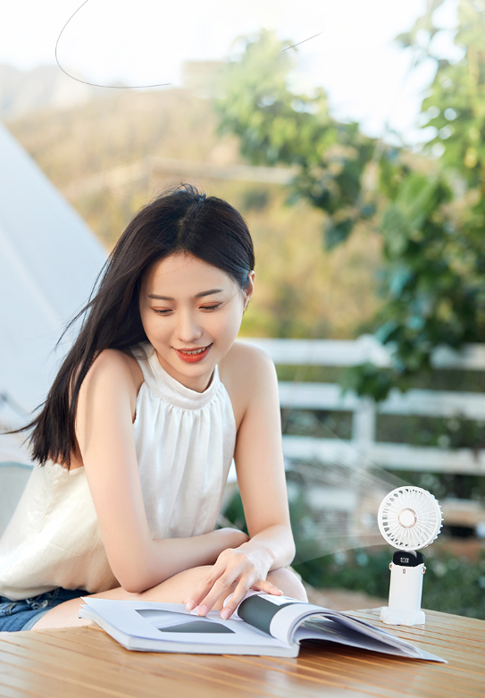 Mini Fans vs Air Conditioners
