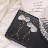Fashion Trend White Acrylic Flower Drop Earrings Female Acrylic Alloy Tassel Chain Pendant Earrings Korean Wedding Earrings