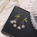 Fashion Trend White Acrylic Flower Drop Earrings Female Acrylic Alloy Tassel Chain Pendant Earrings Korean Wedding Earrings